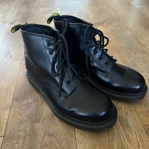 6 eye doc martens hardly worn